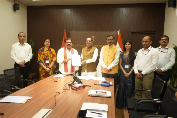 केंद्रीय मंत्री शिवराज सिंह चाैहान छत्तीसगढ़ के उप मुख्यमंत्री  विजय शर्मा को स्वीकृति पत्र प्रदान करते