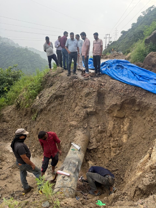 पेयजल आपूर्ति लाइन को ठीक करते हुए जलशक्ति विभाग के कर्मी।