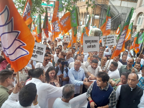 धरना प्रदर्शन के दौरान प्रदेश प्रभारी श्रीकांत शर्मा।