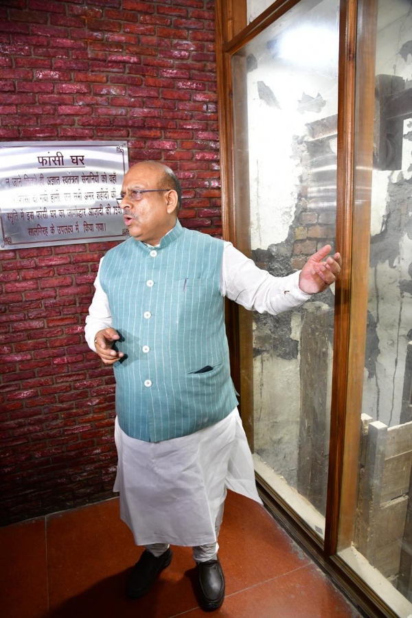 मीडिया प्रतिनिधियों को बुधवार को विधानसभा परिसर स्थित तथाकथित ‘फांसीघर’ का दौरा करते अध्यक्ष विजेंद्र गुप्ता