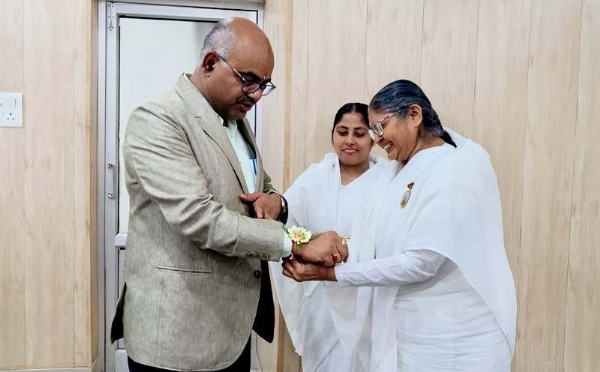 कानपुर में ब्रह्माकुमारी संस्थान की बहनों द्वारा जिलाधिकारी को बांध रक्षा सूत्र का छायाचित्र
