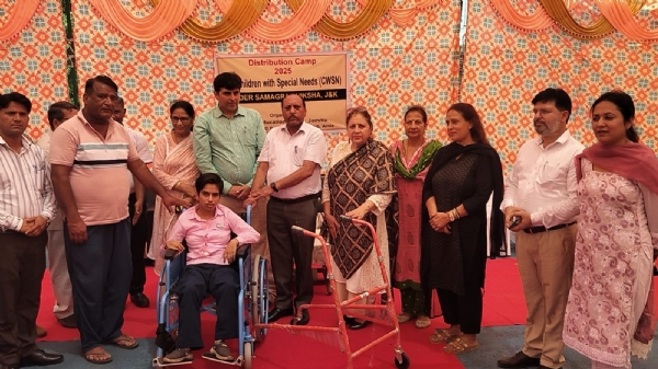 सहायता उपकरण वितरित करने के माैके पर माैजूद अतिथिगण््