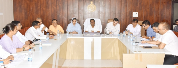 मीटिंग में अधिकारियों को दिशा निर्देश देते डीसी स्वप्निल रविंद्र पाटिल।