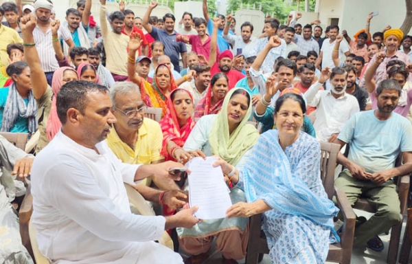 सोनीपत:   राई क्षेत्र की विधायक कृष्णा गहलावत के समक्ष रेहड़ी-पटरी वाले अपनी बताते  हुए।