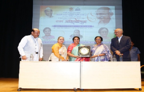 इंद्रप्रस्थ महिला महाविद्यालय में भाषण प्रतियोगिता के दौरान अतिथि