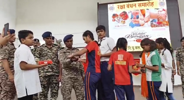 जवानों को राखी बांधती हुईबालिकाएं