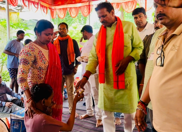 बाढ़ राहत शिवरों में पीड़ितों के बीच पहुंचे प्रयागराज महापौर गणेश केसरवानी का छाया चित्र
