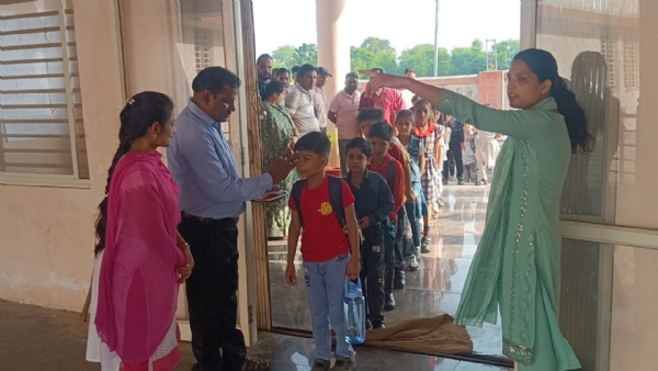 अशोकनगर: केन्द्रीय विद्यालय के पहले दिन अक्षत-कुमकुम लगाकर बच्चों का हुआ स्वागत