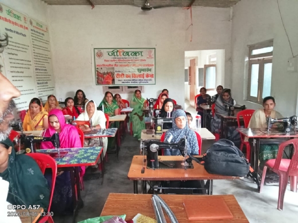 सिलाई का प्रशिक्षण प्राप्त करती जीविका दीदीयां