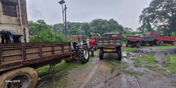 अवैध‌ बालू लदे चार ट्रैक्टर को पुलिस ने किया जब्त