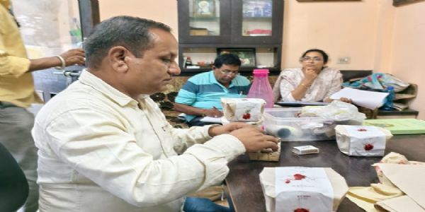 इंदौर में 1.56 लाख रुपये मूल्य का मावा व मिल्क केक जब्त