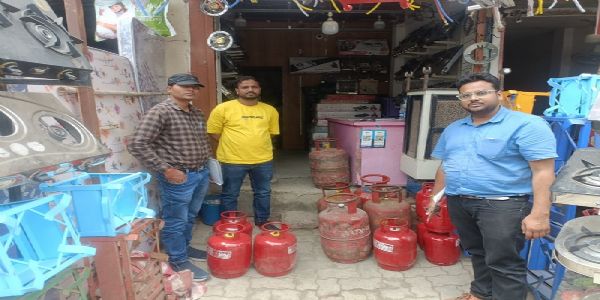 इंदौरः व्यावसायिक उपयोग पर 48 घरेलू गैस सिलेंडर व संबंधित उपकरण जब्त