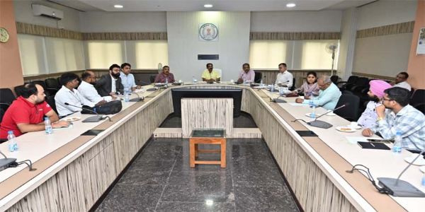 छत्तीसगढ़ में ई-चार्जिंग स्टेशन स्थापित करने इलेक्ट्रिक वाहन निर्माता कंपनियों के साथ हुई बैठक