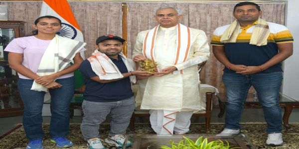 गुजरात के राज्यपाल से मिले जेवेलिन थ्रो स्वर्ण पदक विजेता नवदीप सिंह