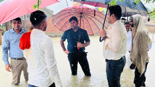 बाढ़ पीड़ितों से मिलने पहुंचे एडीएम
