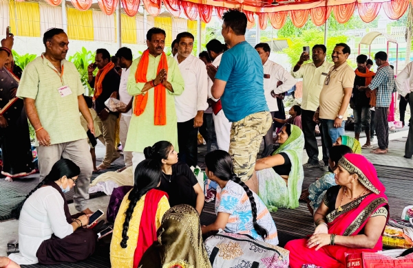 बाढ़ राहत शिवरों में पीड़ितों के बीच पहुंचे प्रयागराज महापौर गणेश केसरवानी का छाया चित्र