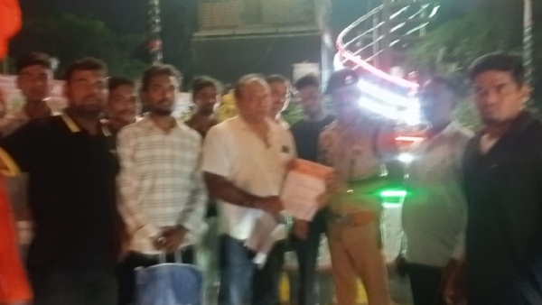 महानगर की समस्याओं को लेकर  एसपी सिटी को ज्ञापन देते शिवसैनिक।