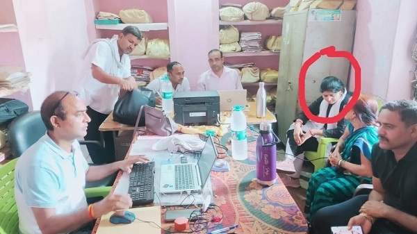 लोकायुक्त द्वारा रंगे हाथों रिश्वत लेते पकड़ी पर्यवेक्षक एवं सहायक वर्ग-3 तत्काल प्रभाव से निलंबित