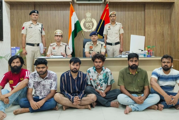 गुरुग्राम में पुलिस द्वारा काबू किए गए स्टॉक ट्रेडिंग में मुनाफा कमाने का लोभ देकर ठगी करने के आरोपी।