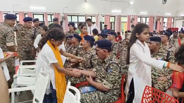जवानों को राखी बांधती हुई छोटी बच्चिया