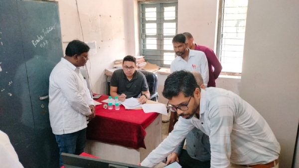 तहसील कार्यालय के निरिक्षण करते कलेक्टर