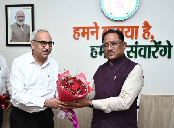 मुख्यमंत्री  साय काे  गुलदस्ता भेंट करते  चित्त रंजन महापात्र