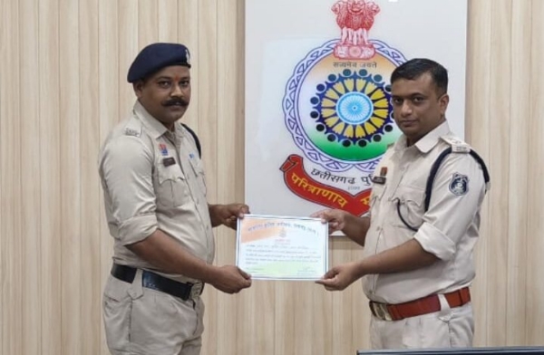 उत्कृष्ट कार्य करने वाले पुलिस को सम्मानित करते हुए पुलिस अधीक्षक
