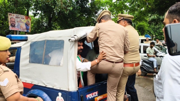 सीएम को ज्ञापन देने जा रहे कांग्रेस कार्यकर्ताओं को हिरासत में ले जाती पुलिस।