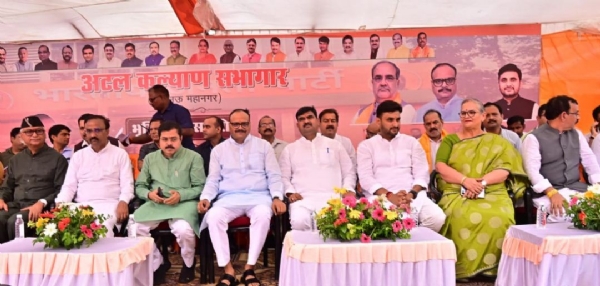 अटल सभागार के शिलान्यास के अवसर पर मंचासीन धर्मपाल सिंह