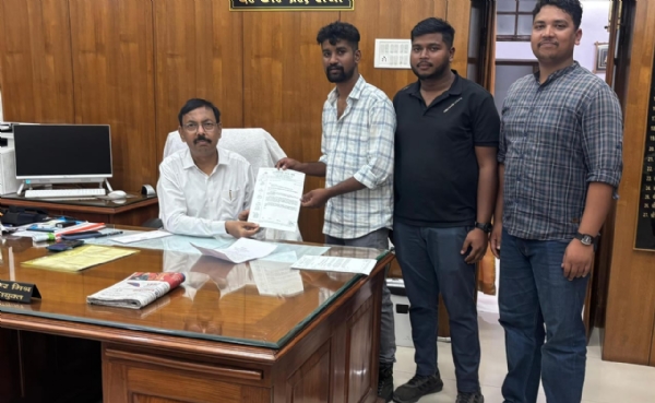प्रभारी कुलपति को ज्ञापन सौंपते संघ के सदस्‍य