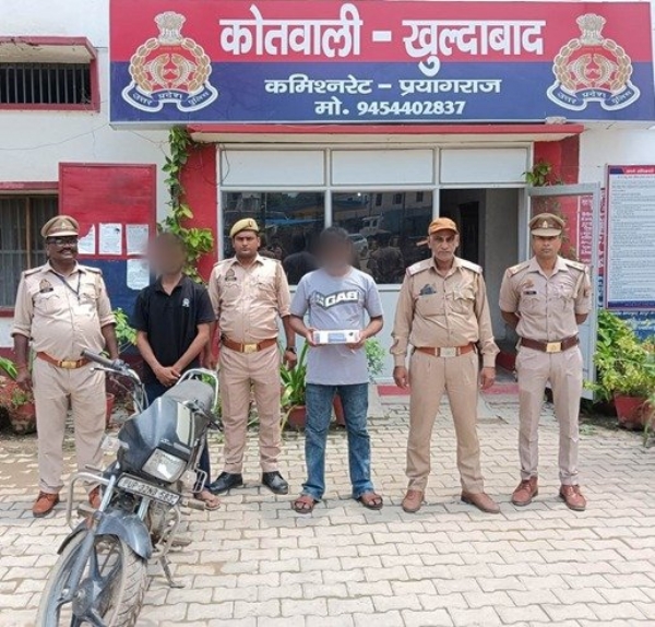 प्रयागराज के खुल्दाबाद थाने में गिरफ्तार इनामी अपराधियों का छाया चित्र