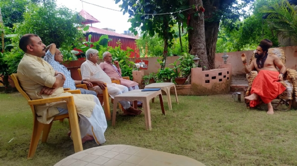 प्रयागराज के बाघम्बरी मंड के महंत बलबीर गिरी महाराज का दर्शन करते हुए विहिप के पदाधिकारी