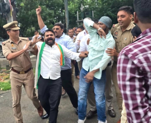 सीएम को ज्ञापन देने जा रहे कांग्रेस कार्यकर्ताओं को हिरासत में ले जाती पुलिस।