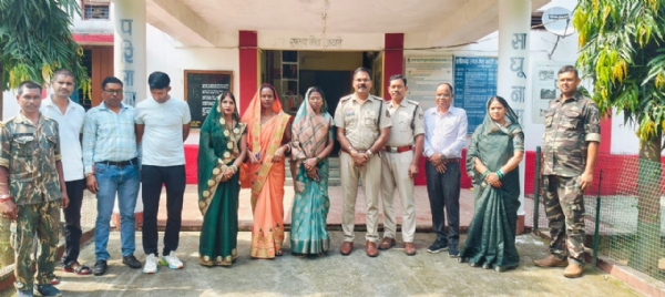 रामानुजगंज थाना में पुलिस जवानों की कलाई पर बहनों ने बांधी राखियां