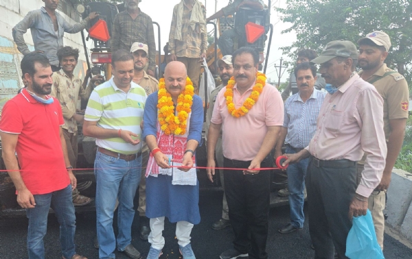जम्मू ईस्ट में फ्लाईओवर पर ब्लैकटॉपिंग कार्य शुरू