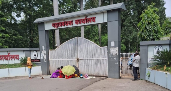 कोरबा : कुसमुण्डा में भूविस्थापितों का आंदोलन: एसईसीएल दफ्तर में तालाबंदी, अधिकारियों से नोक-झोंक