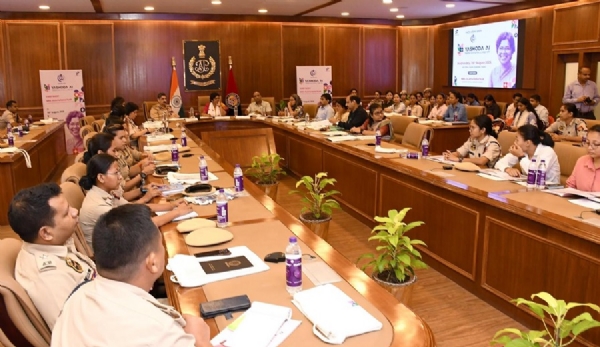 असम पुलिस मुख्यालय में समीक्षा बैठक में हिस्सा लेती एनसीडब्ल्यू की अध्यक्ष, असम के डीजीपी समेत अन्य वरिष्ठ पुलिस अधिकारी