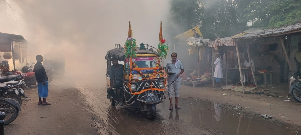 बाजार में होती हुई फॉगिंग