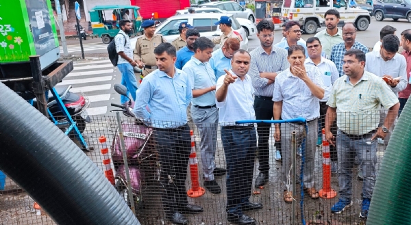 जिलाधिकारी भ्रमण करते हुए