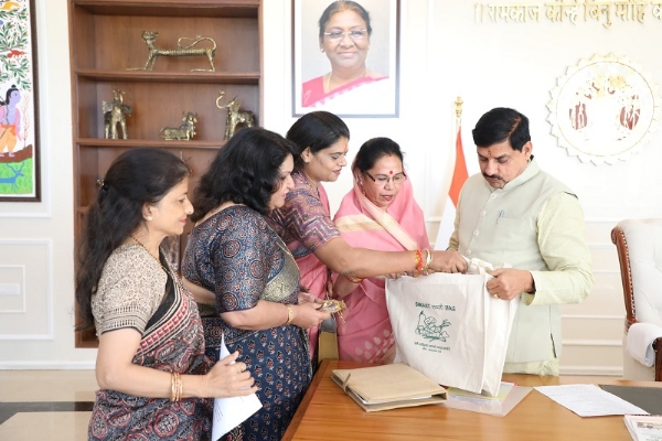 मुख्यमंत्री से मिलीं पर्यावरण प्रेमी महिलाएं