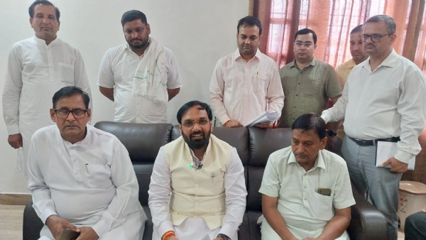 पत्रकारों से बातचीत करते हुए उचाना विधायक देवेंद्र चतरभुज अत्री।