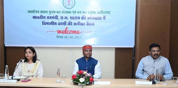 वन एवं जलवायु परिवर्तन मंत्री केदार कश्यप विभागीय काम-काज की समीक्षा करते हुए
