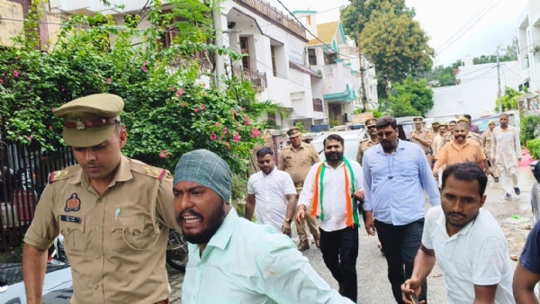 सीएम को ज्ञापन देने जा रहे कांग्रेस कार्यकर्ताओं को हिरासत में ले जाती पुलिस।