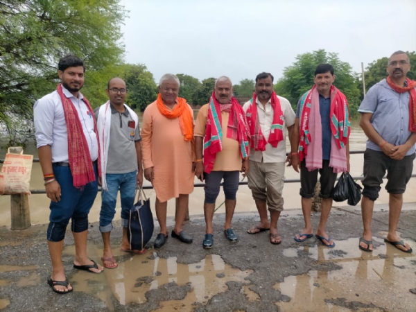 बाढ़ से प्रभावित लोगों की स्थिति का निरीक्षण करते विहिप कार्यकर्ता।