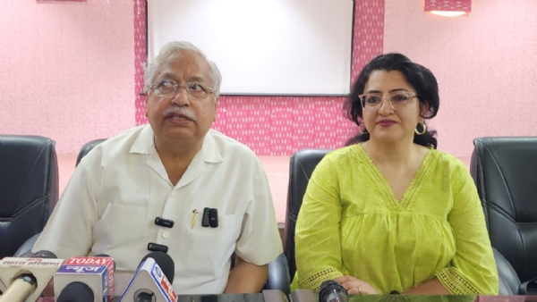 फोटो कैप्शन 6आरटीके3 : पत्रकारों से बातचीत करते आईएमए के पदाधिकारी