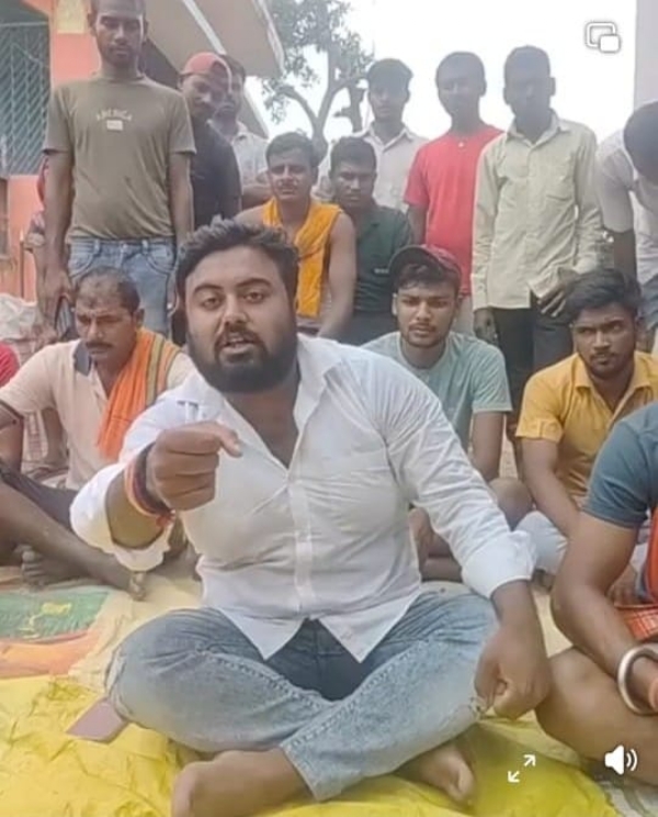 हत्या के विरोध में अनशन पर बैठे जनप्रतिनिधि