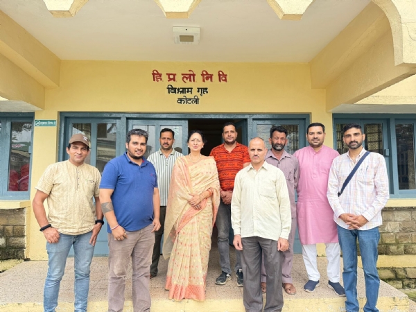 कोटली में स्वदेशी जागरण मंच के पदाधिकारी प्रो. अनुपमा सिंह के साथ।