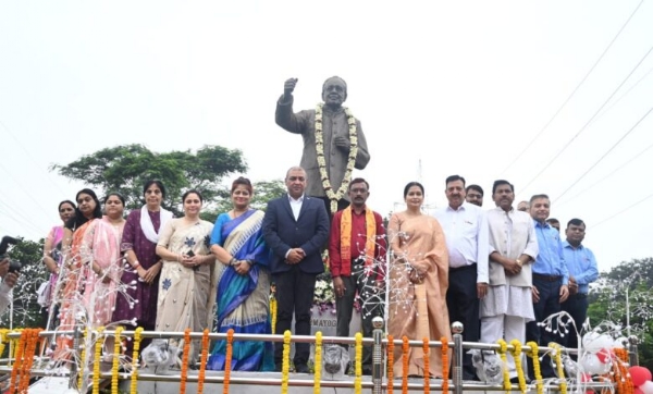 ओमप्रकाश जिंदल जन्मदिन मनाते हुए