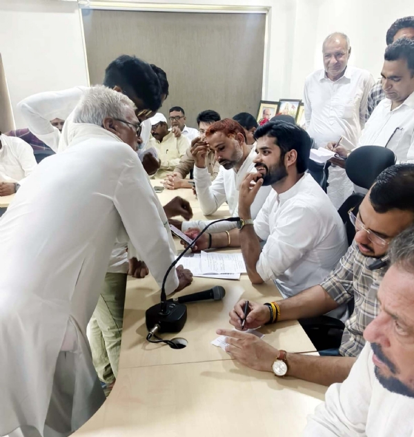 हिसार कार्यालय में समस्याएं सुनते पूर्व विधायक भव्य बिश्नोई।
