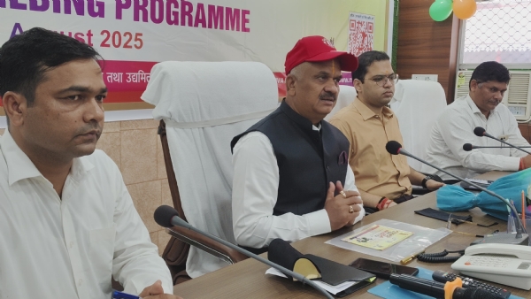 उद्यमियों से वार्ता करते हुए जिलाधिकारी,और मुख्य विकाश अधिकारी